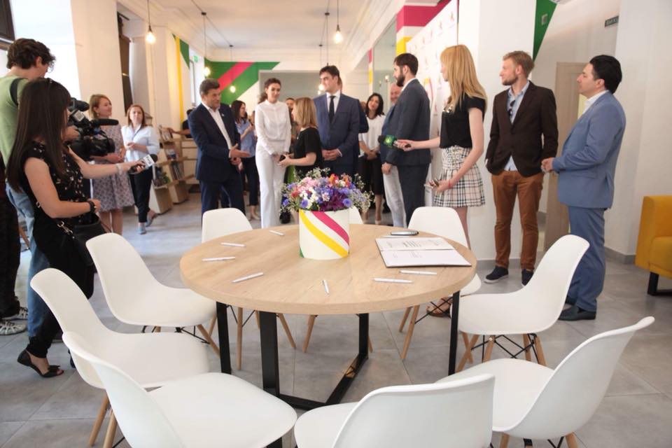 36245577_2074952646110516_7750307690093477888_n