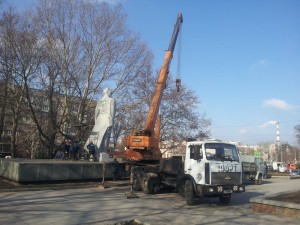 В Запорожье начался демонтаж памятника Дзержинскому