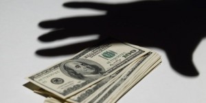 Запорожских налоговиков поймали на взятке в 15 тысяч грн.