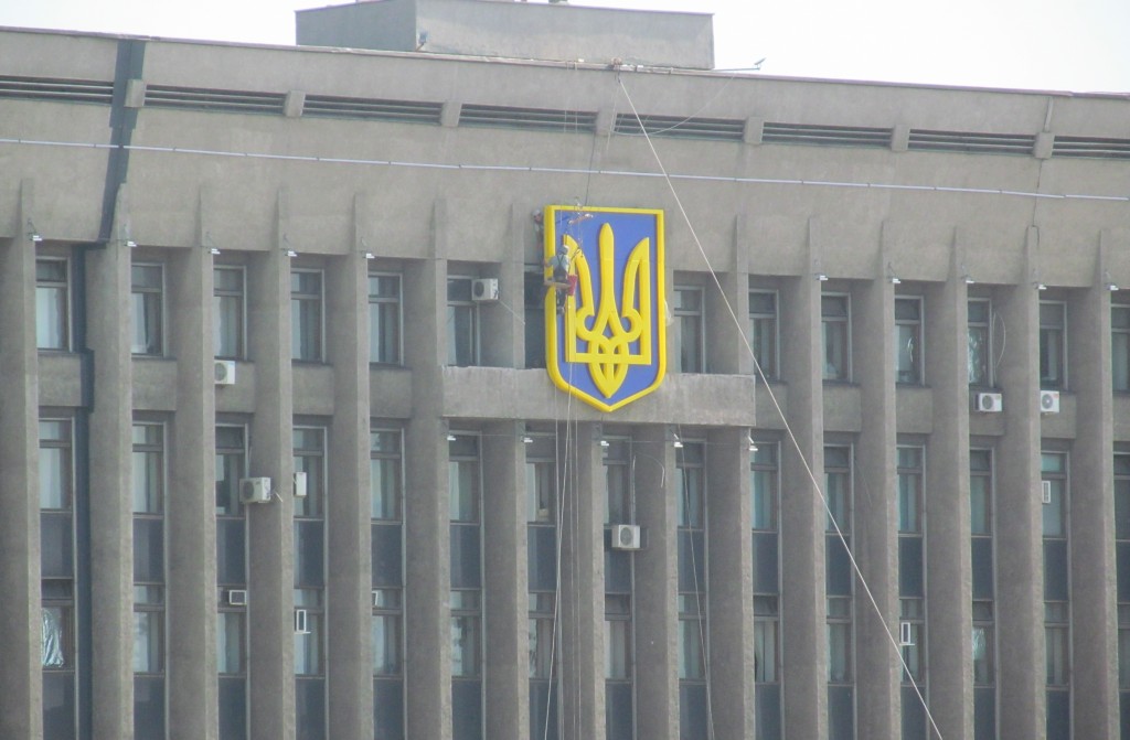 ФОТОФАКТ: на здание Запорожской обладминистрации появился новый герб