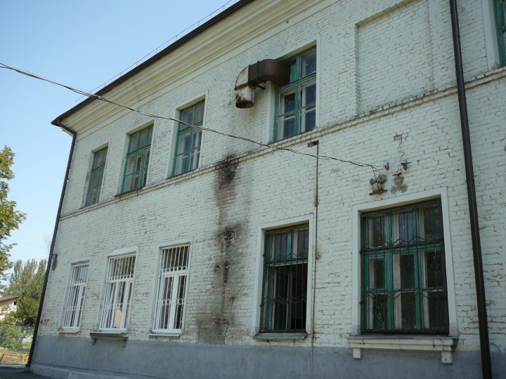 Фасад школы № 85 с новыми окнами