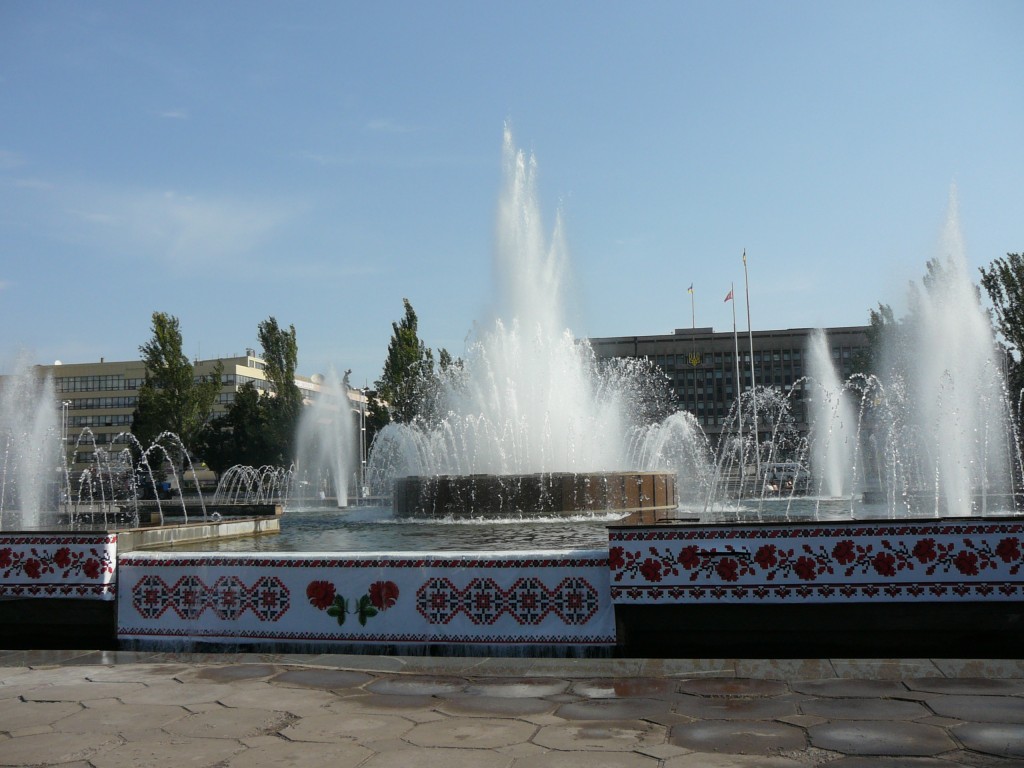 В Запорожье центральный фонтан сделали подобием потемкинских деревень — ФОТО