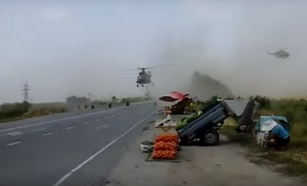 Военный вертолет, приземлившийся на трассу, напугал запорожцев – ВИДЕО