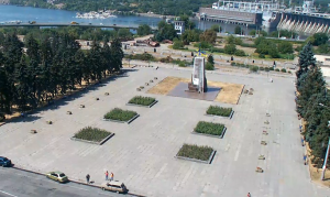 ФОТОФАКТ: На площади Запорожской вместо Ленина установили Государственные флаги