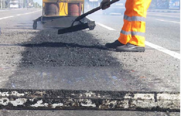 Параллельная реальность — ремонт дорог в Запорожье (ФОТО)