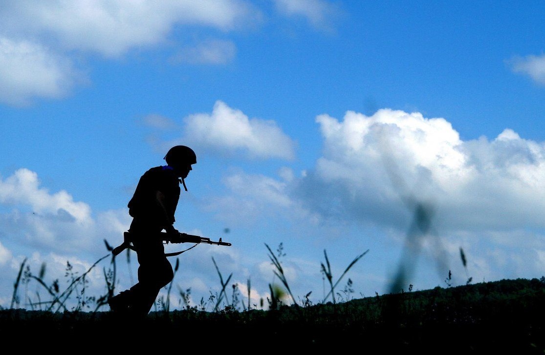 Ó÷àñòíèê ñîâìåñòíûõ ó÷åíèé âîåííîñëóæàùèõ, Íàöãâàðäèè, ïîëèöèè è ÃÑ×Ñ íà òåððèòîðèè Îðåõîâñêîãî ïîëèãîíà, íåïîäàëåêó ñ. Îðåõîâèöà (Çàêàðïàòñêàÿ îáë. ), 26 ìàÿ 2016 ã. Ôîòî Íåìåø ßíîø / ÓÍÈÀÍ