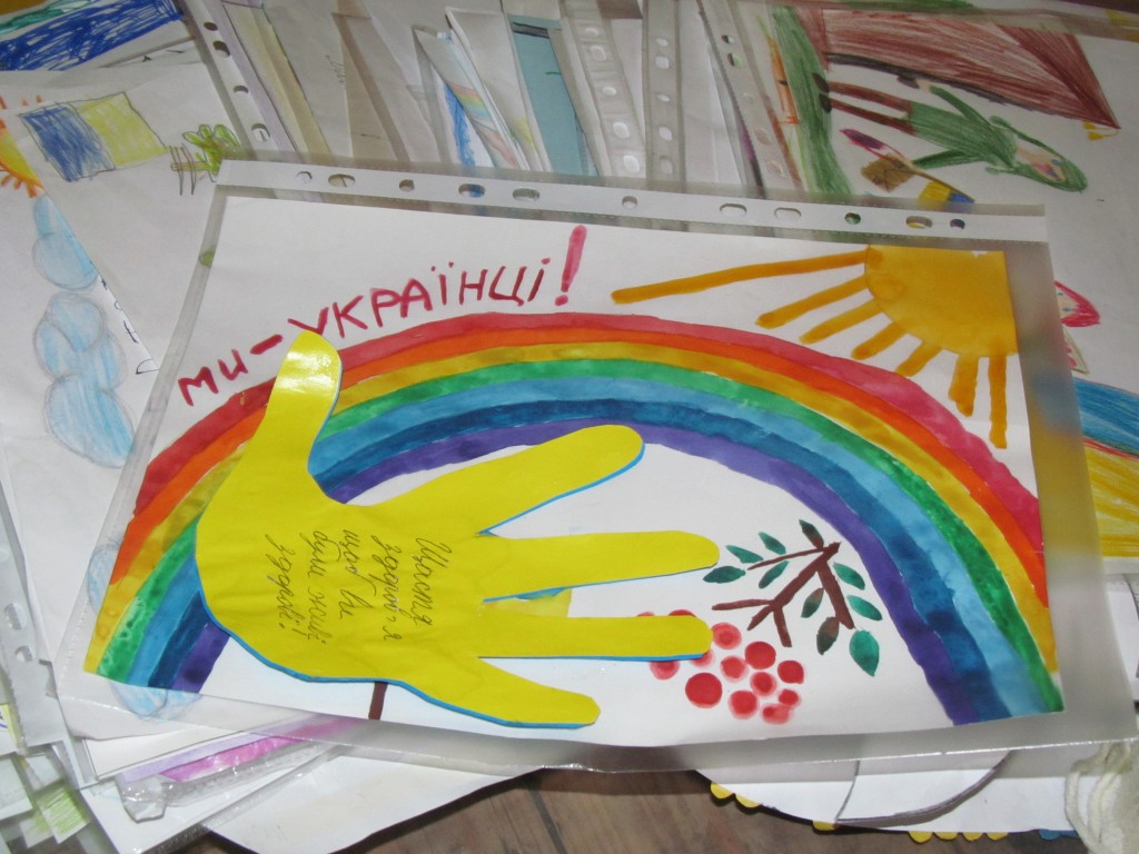 Запорожские школьники организовали ярмарку и отправили подарки военным в АТО (ФОТО)