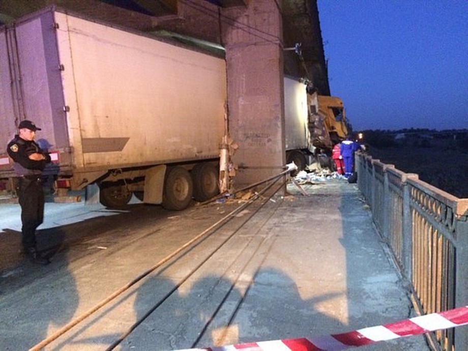 Появилось видео жуткой аварии на запорожском мосту