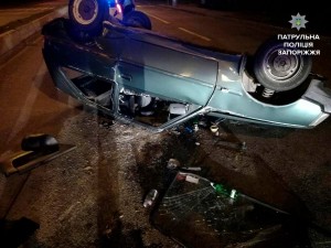 В Запорожье погоня за пьяным водителем привела к перевороту автомобиля (ФОТО)
