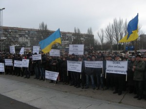 В центре Запорожья сотрудники “Запорожбеоблэнерго” вышли на протест и требуют зарплату