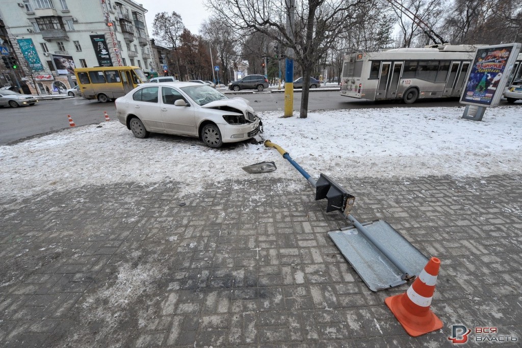 В Запорожье авто снесло светофор на перекрестке