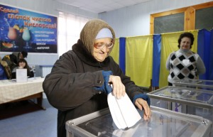 В Запорожской области голосовали без света и под контролем сельского головы