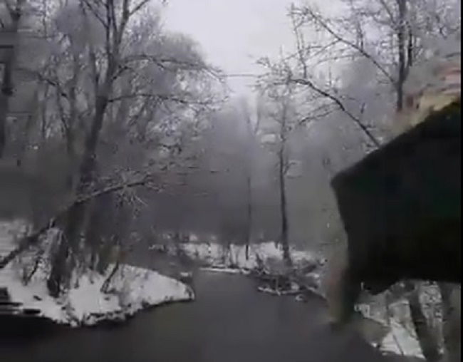 Запорожские коммунальщики сбрасывают грязный снег с мусором в реку (ВИДЕО)