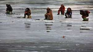 В Каховском водохранилище на льдине унесло 12 рыбаков