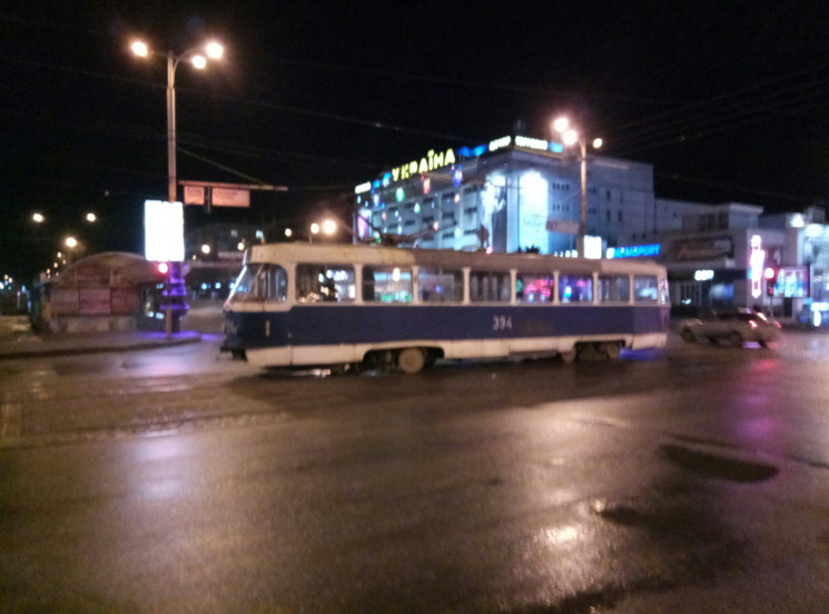 В Запорожье тротуарная плитка сбила трамвай с рельсов (ФОТО, ВИДЕО)