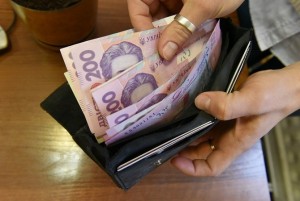 8,5 тысяч запорожцев получают меньше минимальной зарплаты