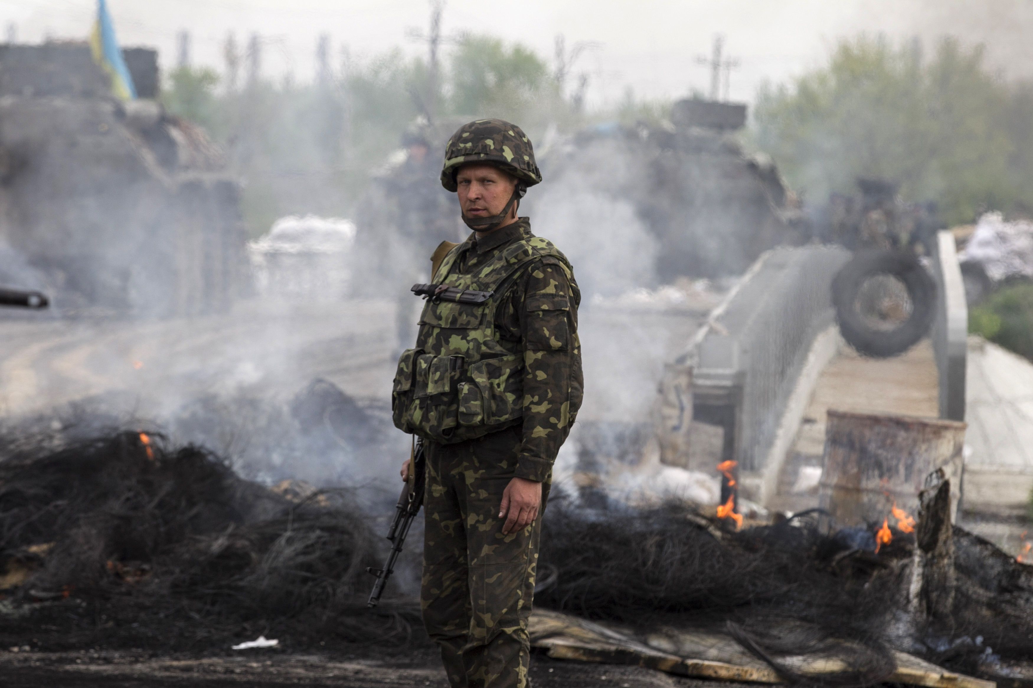 A Ukrainian soldier looks on at a Ukrainian checkpoint near the eastern town of Slaviansk May 2, 2014. Ukrainian forces attacked the rebel-held city of Slaviansk before dawn on Friday and pro-Russia separatists shot down at least one attack helicopter, killing a pilot, in a sharp escalation of the conflict. REUTERS/Baz Ratner (UKRAINE - Tags: POLITICS CIVIL UNREST)