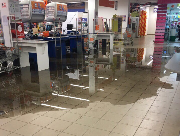 ФОТОФАКТ: В Мелитополе затопило супермаркет