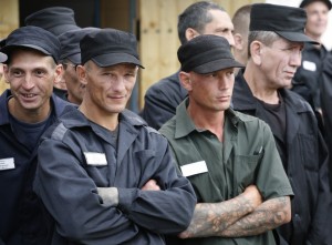 Заместитель руководителя Запорожского СИЗО помогал заключенным