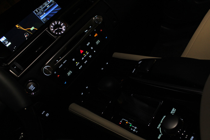 lexus-gs350-interior-center-console-nightview