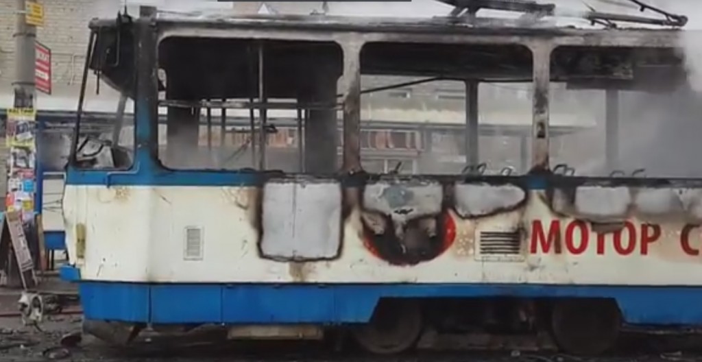 В центре Запорожья загорелся трамвай с пассажирами (ФОТО, ВИДЕО)