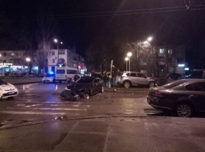 В сети появилось видео, как в Запорожье “Мазда” протаранила “Ягуар”