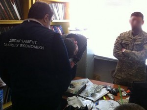 В Запорожье на взятке погорел военком, у которого найдена печать с гербом России (ФОТО)