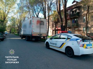Запорожские патрульные оказали женщине первую медицинскую помощь
