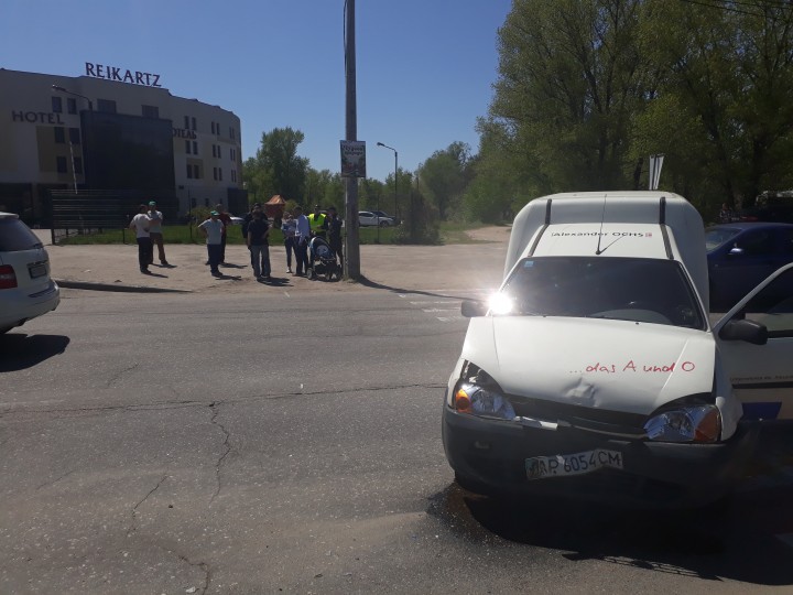 В Запорожье на пешеходном переходе сбили коляску с ребенком (ФОТО)
