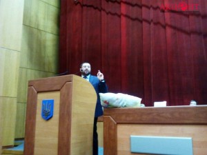 ФОТОФАКТ: депутат Запорожского облсовета пришел на сессию с вонючей подушкой