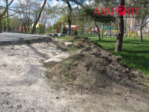 В Запорожье из парков делают бетонированные транзитные пешеходные зоны (ФОТО)