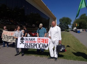 “Скажи нет заводским выбросам”: в Запорожье активисты пикетировали ЭКО-форум (ФОТО, ВИДЕО)