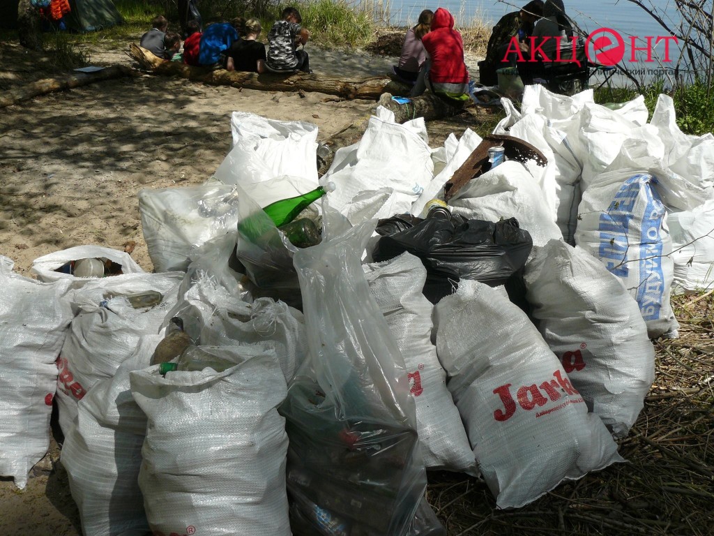 «Скауты Запорожья» очистили от мусора остров в плавневой зоне Днепра (ФОТО, ВИДЕО)