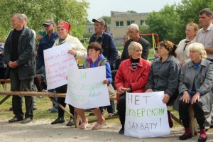 В Запорожской области более сотни людей вышли на протест против рейдерского захвата сельхозпредприятия