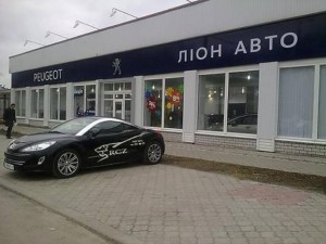 Администратор запорожского автосалона “выманил” у покупателя 150 тысяч