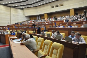 В Запорожье у депутатов облсовета перед сессией полиция массово проверяет сумки