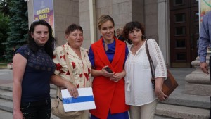 В Запорожье на встречу с Королевской  “женщин за мир” свезла “Запорожсталь”
