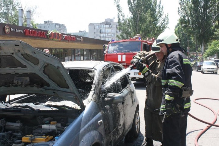 В Запорожье горел автомобиль (ФОТО)