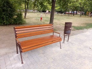 Благоустройство Запорожья: во сколько городу обойдутся новые лавочки и урны