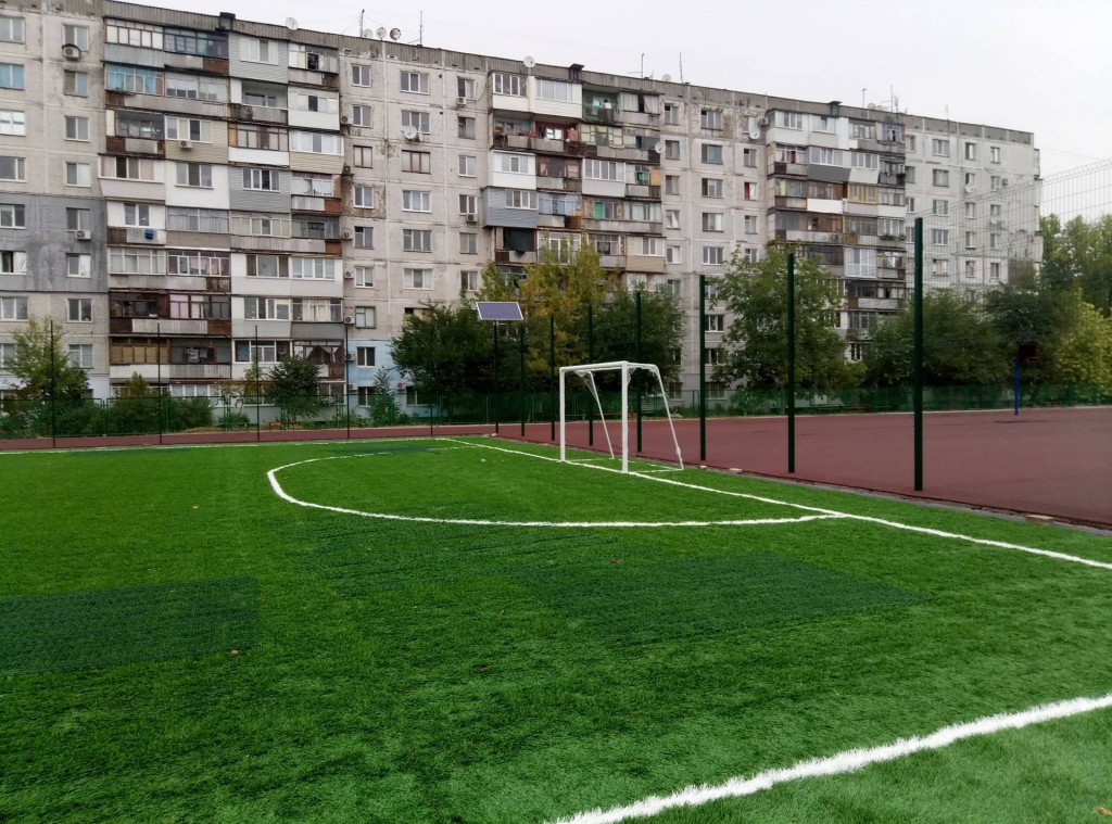 В Запорожье на новом школьном стадионе заметили играющих в футбол прокуроров (ФОТО)