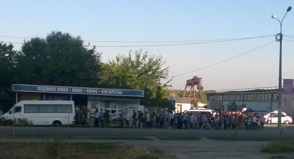 ФОТОФАКТ: в Запорожье на конечной остановке автобусов очередь из сотни людей