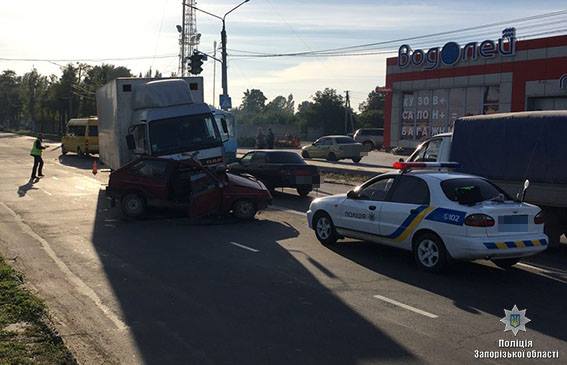 В Запорожской области столкнулись грузовик и легковушка: водитель «ВАЗа» в реанимации (ФОТО)