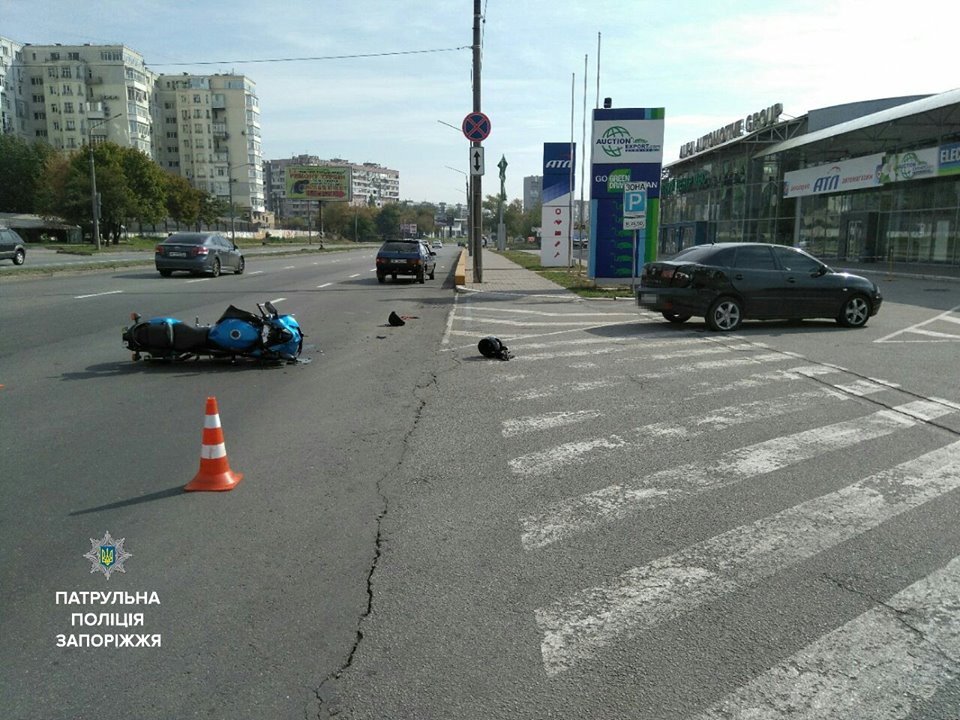 ФОТОФАКТ: в Запорожье легковушка столкнулась с мотоциклом «Сузуки»