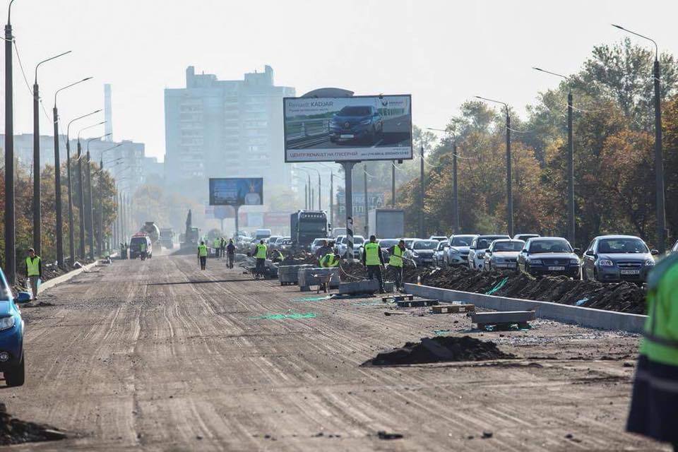 Как проходит ремонт дороги на Набережной магистрали в Запорожье (ФОТО)