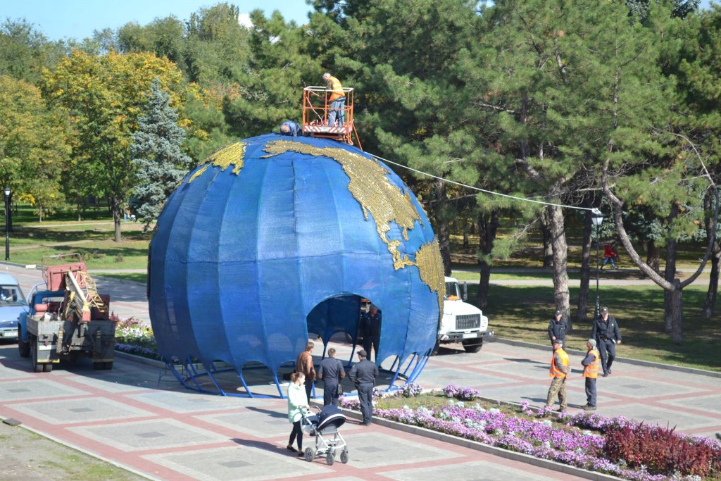 Парк Трудовой славы в Запорожье: цветочные аллеи, инсталляции и место для бомжей (ФОТОРЕПОРТАЖ)