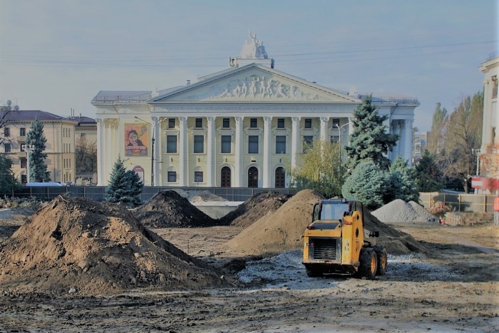 Как проходит реконструкция запорожского сквера, на который выделили около 10 миллионов (ФОТОРЕПОРТАЖ)