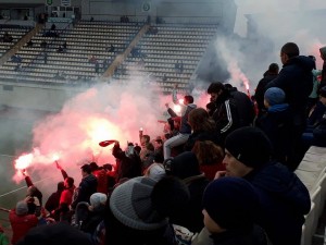 В Запорожье фанаты МФК “Металлурга” в честь победы зажгли фаеры (ФОТО)