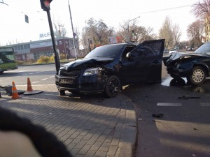 ФОТОФАКТ: в Запорожье на центральном проспекте “БМВ” и “Шкода” не поделили светофор