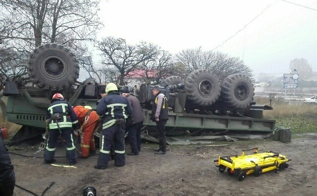 В Запорожье в результате аварии военного авто погиб человек (ФОТО)