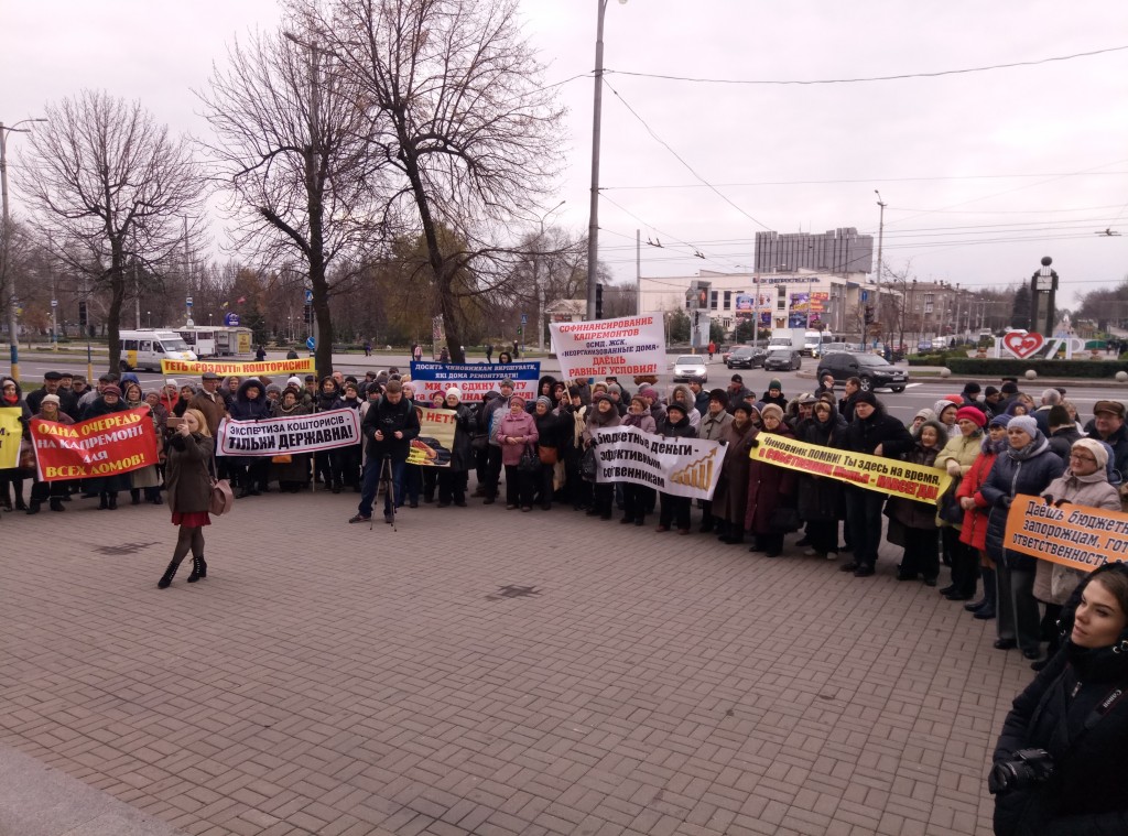ФОТОФАКТ: в Запорожье под стенами мэрии прошло сразу два митинга